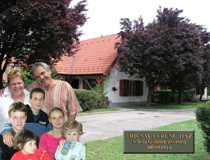 Heimleiter Csaba Toth mit den Fricsay-Haus Bewohnern